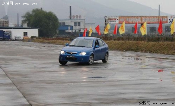 阴雨湿滑路面驾驶技巧