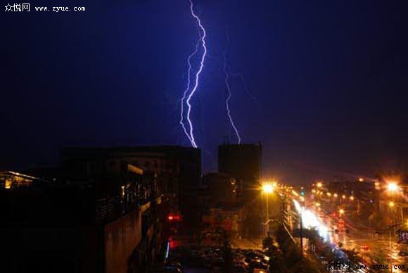 遭遇雷雨天怎么开车才安全