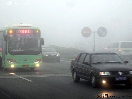 雾天行车最易出状况 