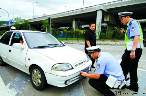 车祸现场“推让门”事主抢着认错