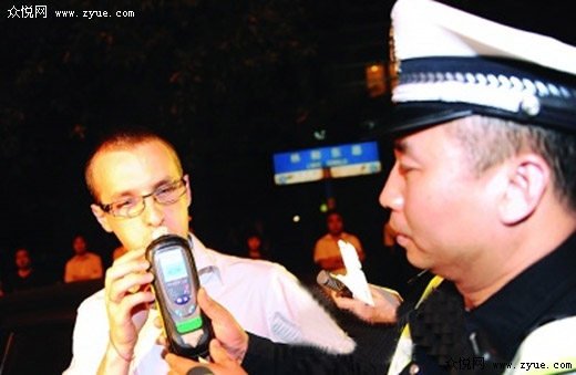 义乌交警夜查 老外酒驾违章多