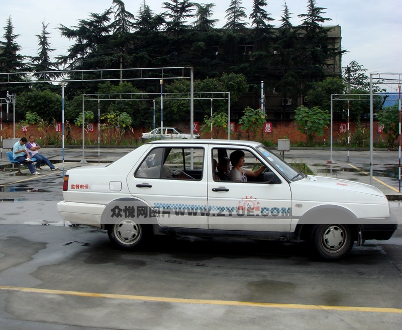 蜀新驾校桑普教练车 侧身