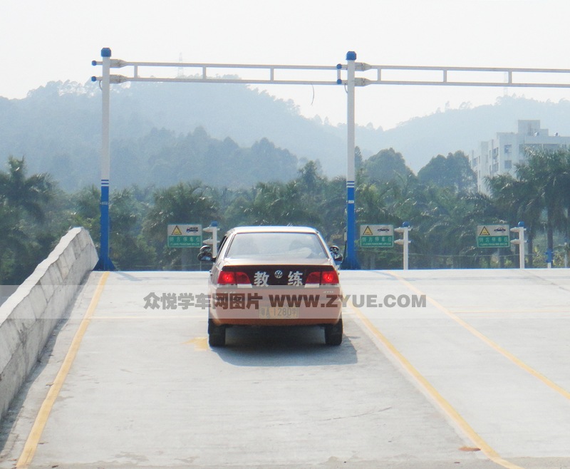 番安驾校上坡路场地