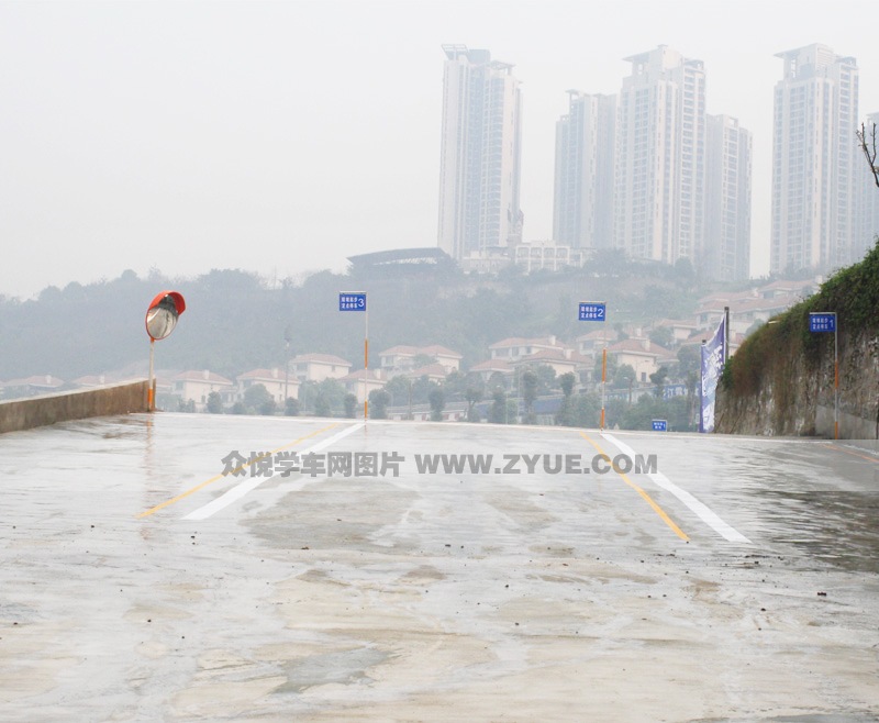 凤凰驾校上坡路场地