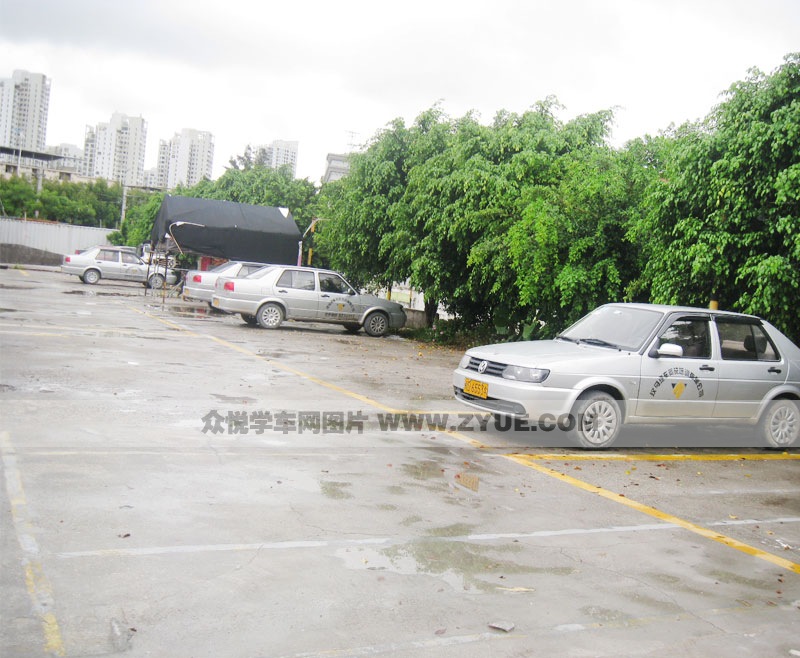 汉马驾校学车场地一景