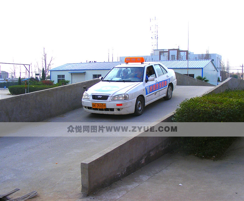 东胜驾校奇瑞教练车