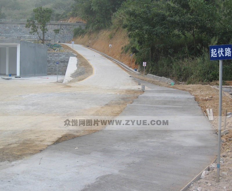 御缘驾校起伏路训练场地