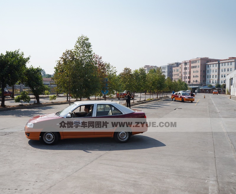 利泰驾校教练车