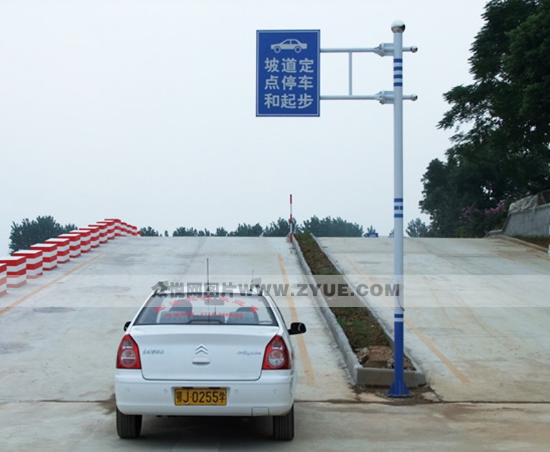 宏达驾校定点停车和坡道起步场地（皮卡教学车）