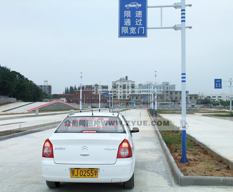 宏达驾校限速通过限宽门场地