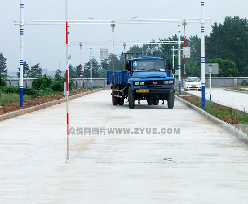 宏达驾校限速通过限宽门场地2