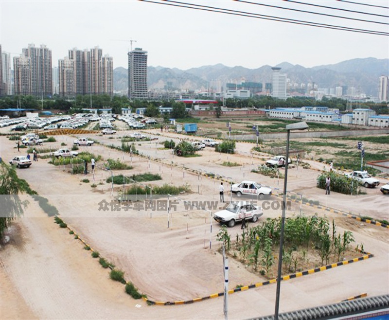 宏光驾校学车场地一景