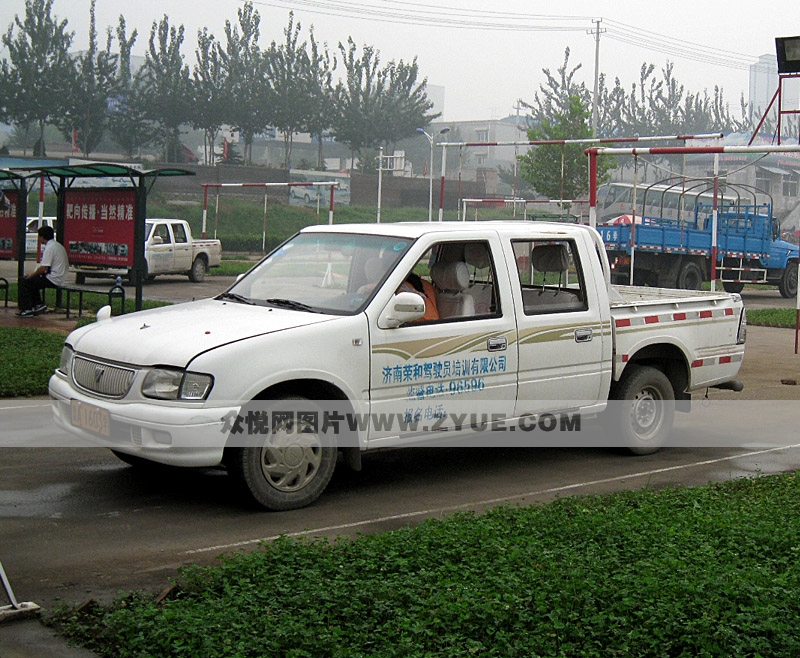 荣和驾校教练车