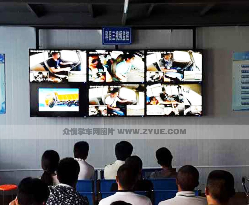 深圳易达驾校学员观看视频学习