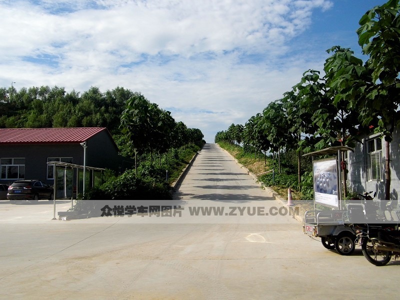 名都驾校场地一景