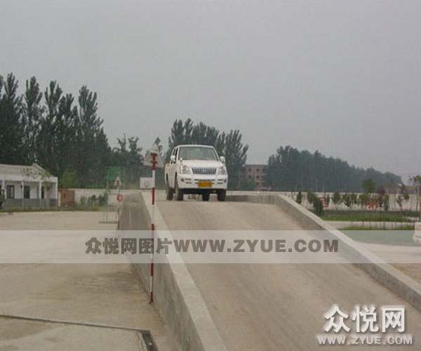 启通驾校训练场