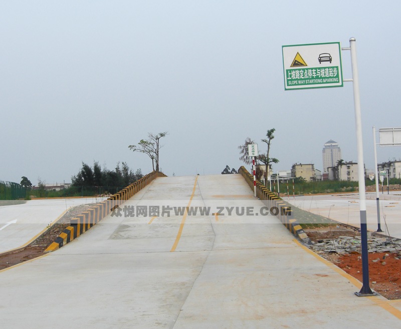 鑫天厦驾校定点停车和坡道起步场地