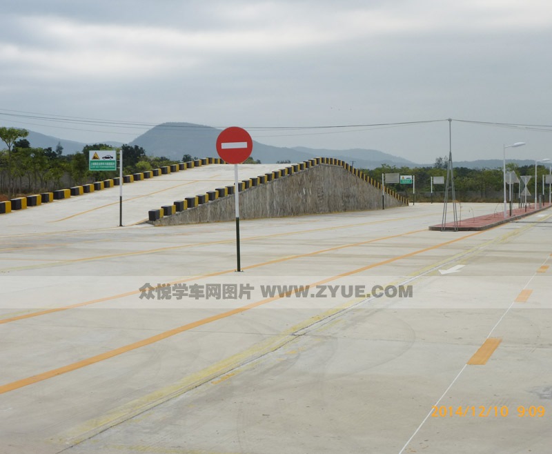厦门阳齐驾校起步上坡场地