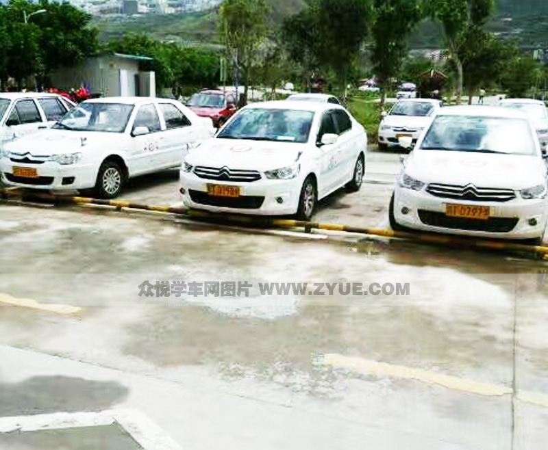 雅安雨城驾校教练车