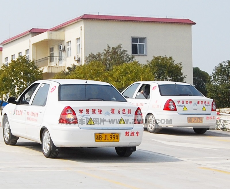 宏达驾校雪铁龙教练车